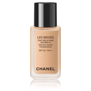 Chanel тональный флюид для сияния Les Beiges Healthy Glow Foundation SPF 25 3810 руб. По консистенции  мусс. Легко...
