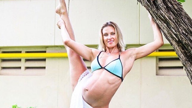 Беременная фитнесблогер с кубиками на животе ломает стереотипы о тренировках и питании