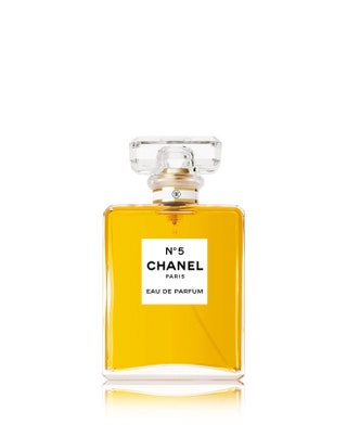 №5 Chanel. Самый продаваемый аромат в мире с конца 20х. В сердце  майская роза и жасмин с полей Грасса. С 1959 года...