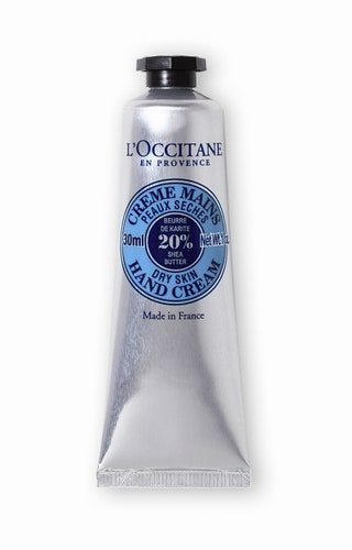 L'Occitane крем для рук Карите. Быстро впитывается и хорошо питает кожу. А еще очень вкусно пахнет.
