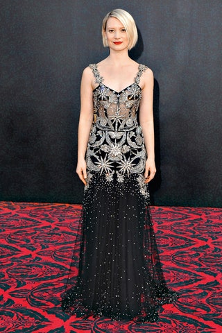 Миа Васиковска в Alexander McQueen