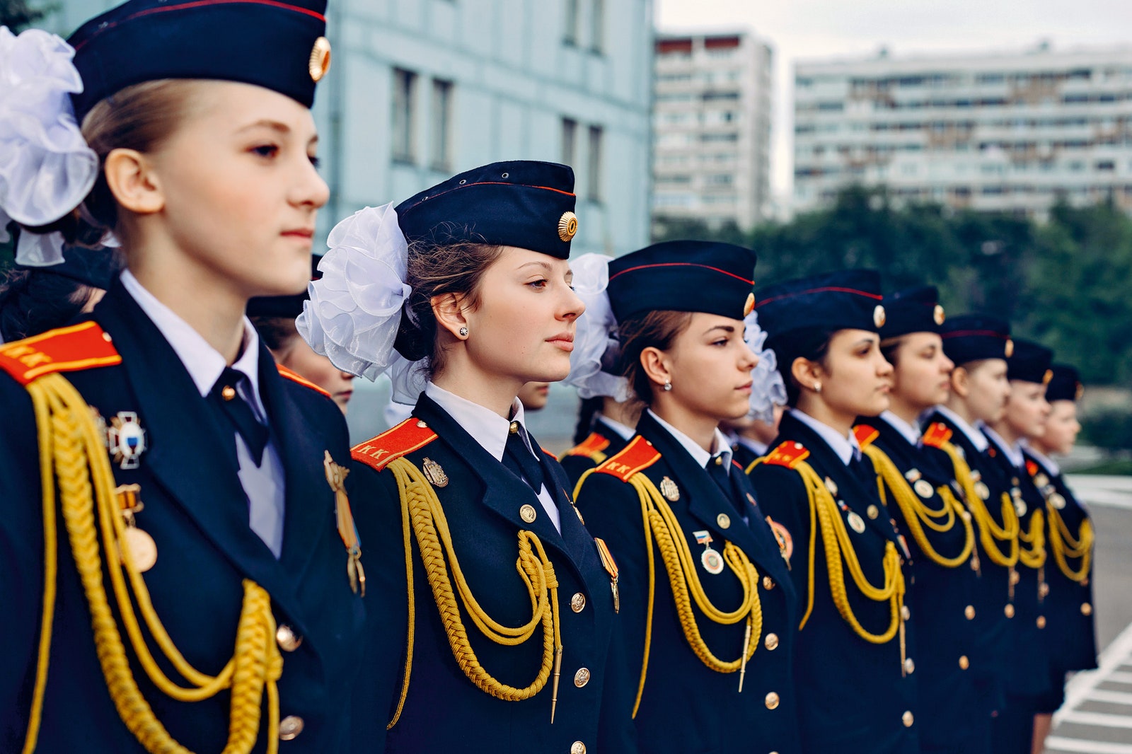 Большой белый бант  обязательная часть формы московских кадеток а не просто символ их юного возраста.