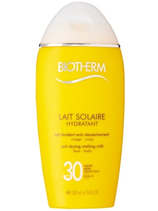 Biotherm  солнцезащитное увлажняющее молочко для тела и лица Lait Solaire SPF 30 1600 руб. Не только надежно защищает от...