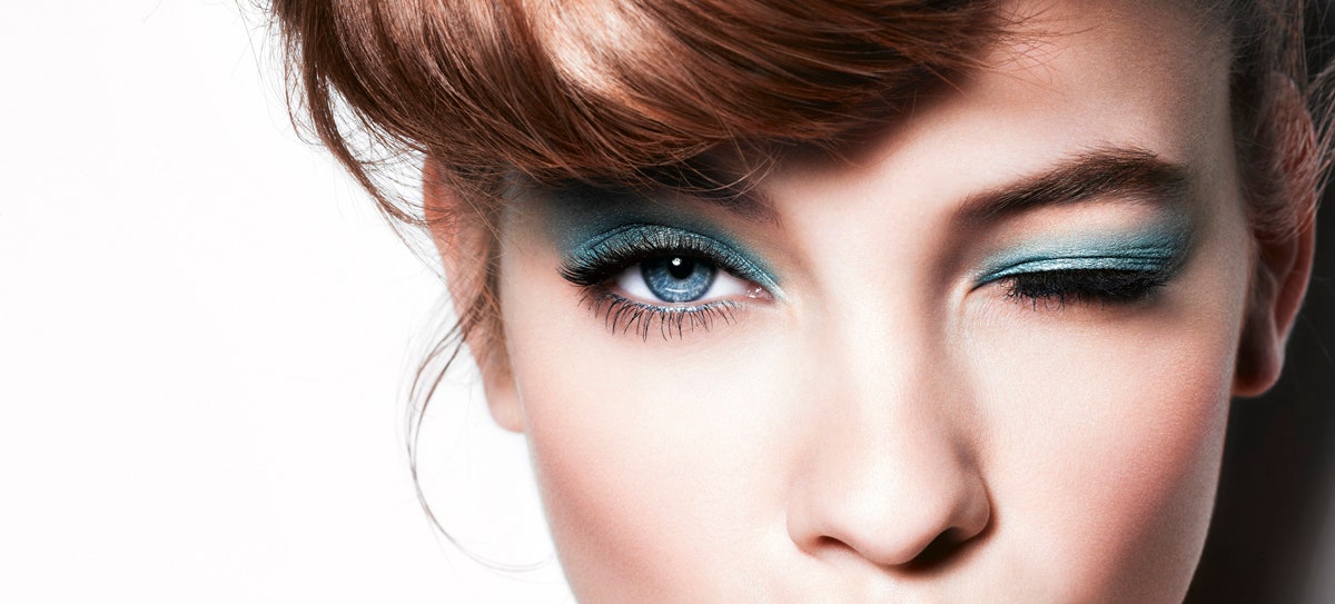 Эффектный макияж глаз как нарисовать идеальные стрелки нанести тени и тушь | Allure