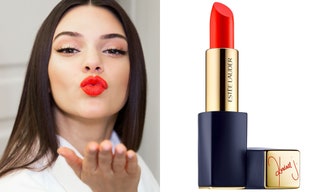 Кендалл Дженнер —  Estee Lauder помада Pure Color Envy Matte Sculpting Lipstick оттенок Restless.
