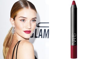 Роузи ХантингтонУайтли — Nars помада Velvet Matte Lip Pencil оттенок Mysterious Red.
