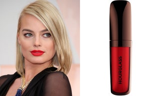 Марго Робби —  Hourglass помада Opaque Rouge Liquid Lipstick оттенок Raven.