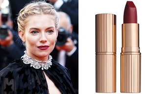 Сиенна Миллер — Charlotte Tilbury помада Matte Revolution оттенок Love Liberty.