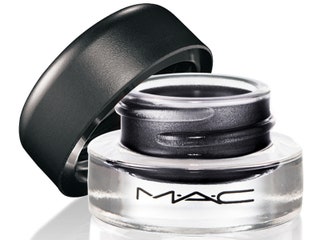Выбор Натальи Рудовой M.A.C гелевая подводка Fluidline Blacktrack 1210 руб. Хороша для рисования даже самых тонких...