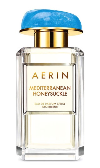 Mediterranean Honeysuckle Aerin Lauder. Целый букет белых свежих цветов в котором доминирует жимолость.