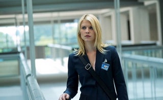 Клэр Дейнс в роли Кэрри . Красотка да еще и агент ЦРУ  неудивительно что у сериала с Клэр Дейнс в главной роли уже 5...