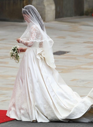 Кейт Миддлтон под венец шла в белоснежном платье Alexander McQueen 2011 г.