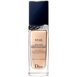 Dior тональный крем Diorskin Star. Плотный но при этом придает сияние. Очень стойкий — не понадобится даже пудра.
