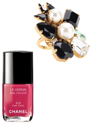 Лак Chanel оттенок Pink Tonic кольцо Erdem. Классика жанра дополненная жемчугом и кристаллами разных цветов.