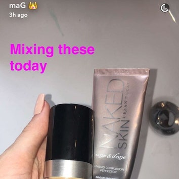 Кайли Дженнер показала свою косметичку в Snapchat