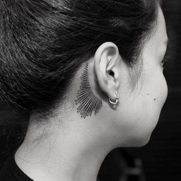 Пора забиться: 10 идей татуировок за ушами