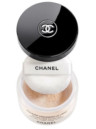 Рассыпчатая пудра Poudre Universelle Libre Chanel. Фотоотражающие пигменты маскируют морщинки и недостатки кожи делают...