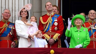 Принц Чарльз герцогиня Кэтрин принцесса Шарлотта принцы Уильям и Джордж королева Елизавета II и принц Филипп