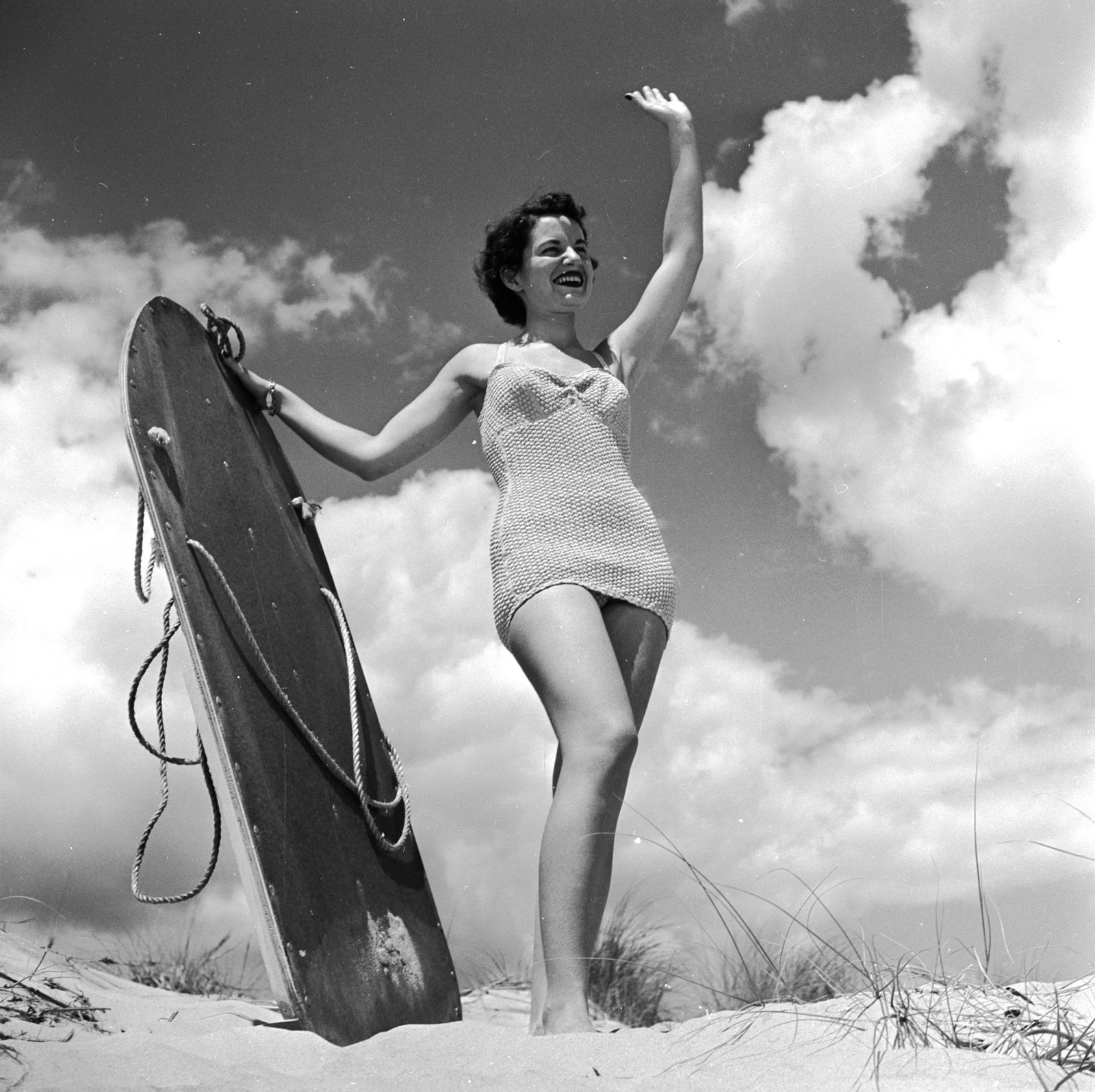 Девушка на пляже ЛонгАйленда. 1955 год