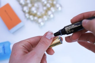 Используем специальный пилингующий карандаш с кварцевыми гранулами для того чтобы сделать кутикулу гладкой ровной и...