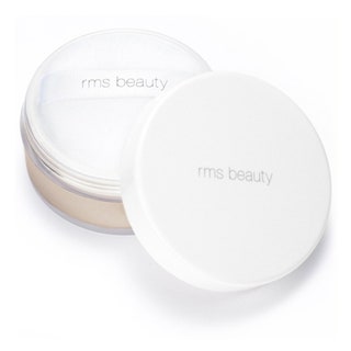 RMS Beauty пудра Un Powder. Я не большой поклонник пудры но эта не перегружает макияж — и отлично фиксирует.