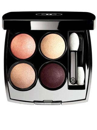 Тени для век Chanel Les 4 Ombres 2760 руб. Они не осыпаются НИКОГДА. Даже если наносить самый темный оттенок...
