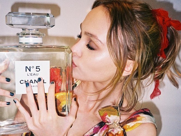 Быстрый старт: Лили-Роуз Депп представит аромат Chanel No.5 L’Eau