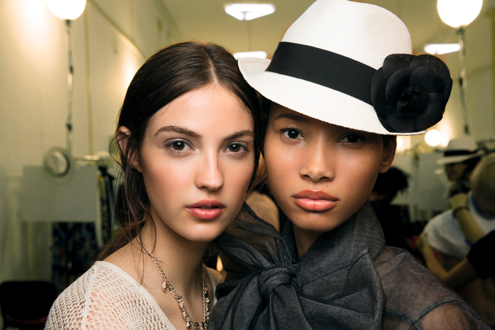 Летний макияж с показа круизной коллекции Chanel как повторить романтичный образ | Allure