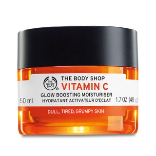 The Body Shop Vitamin C Glow Boosting Moisturiser 1090 руб. Гелевый крем оранжевого цвета с витамином С не только...