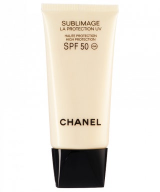 Chanel защитный крем Sublimage La Protection UV SPF 50 5982 руб. «Сочетает функции солнцезащитного средства и крема с...
