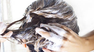 Как правильно мыть голову мифы о шампунях и уходе за волосами | Allure