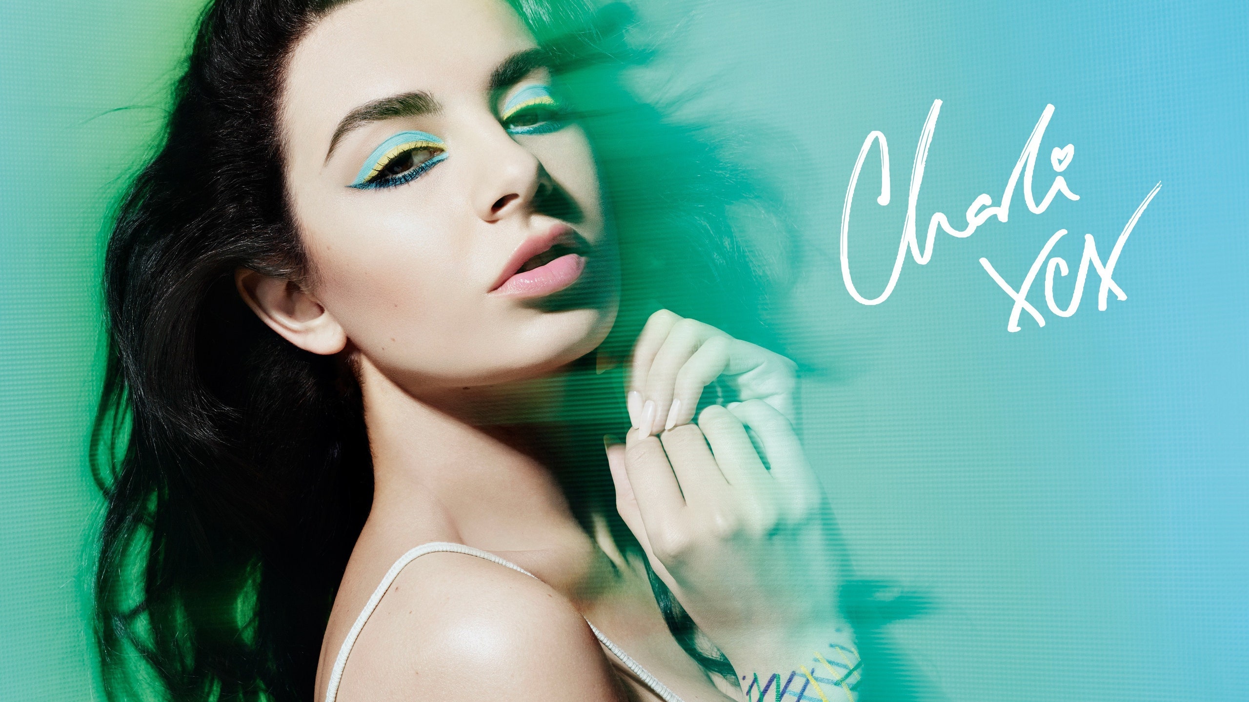 Make Up For Ever Aqua XL х Charli XCX карандаши для глаз в матовых и перламутровых оттенках | Allure