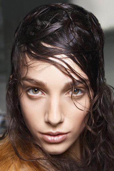 Как сделать укладку с эффектом мокрых волос техника выполнения и средства для стайлинга | Allure