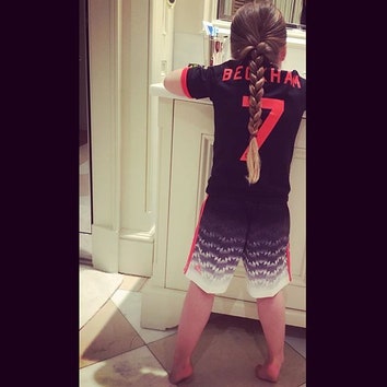 Папина дочка: Дэвид Бекхэм шьет платья для кукол дочери