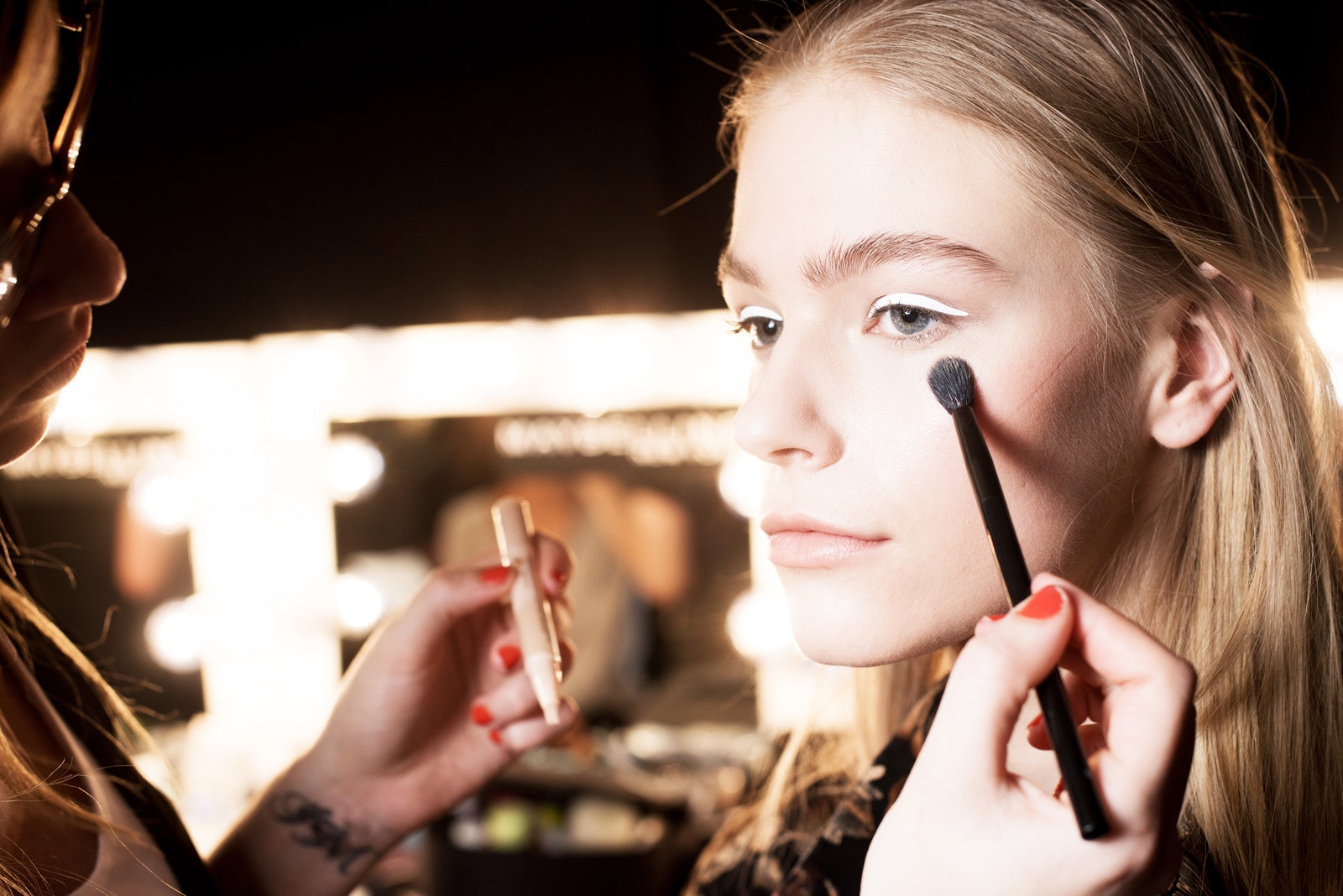 Главные ошибки в макияже молодых девушек выбор тона скульптурирование брови и стрелки | Allure