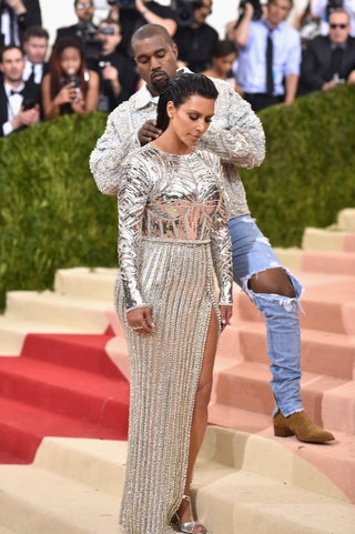 Ким Кардашьян в Balmain.