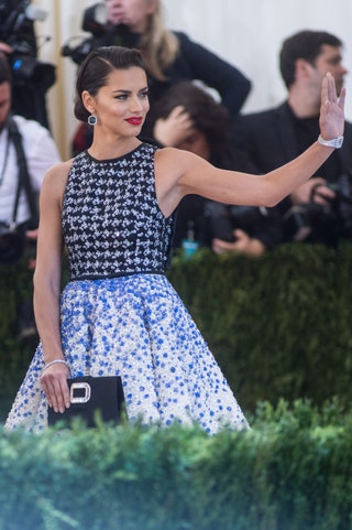 Адриана Лима в Giambattista Valli.