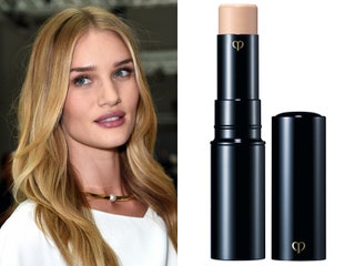Роузи ХантингтонУайтли — консилер Cl de Peau Beaut Concealer. Роузи признается в повседневной жизни она пользуется...