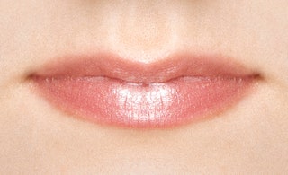 Catrice Luminous Lips 010 Good Nudes 291 руб. Жирная с бронзовыми частичками. Подойдет для сухих губ.