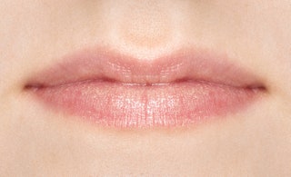 Burberry Burberry Kisses № 120 1909 руб. Золотые блестки ложатся тонким слоем и не разбегаются по лицу до конца вечеринки.