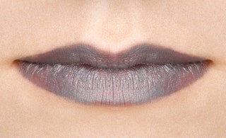 Cailyn Pure Luxe Lipstick 23 Charcoal 1399 руб. Чтобы темная помада легла ровно пройдитесь по губам зубной щеткой и...