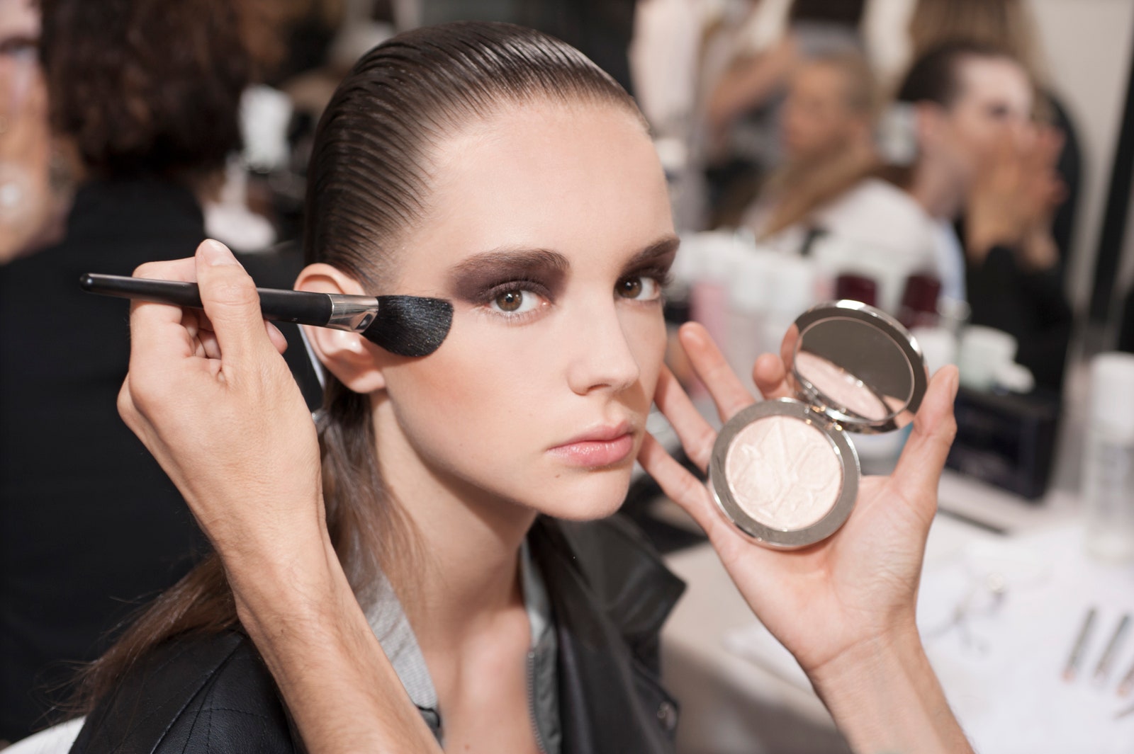Круизный показ Dior макияж и прически моделей на фото | Allure