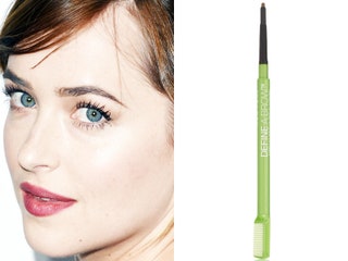 Дакота Джонсон — Maybelline NY карандаш для бровей DefineABrow Eyebrow Pencil In Dark Blonde.