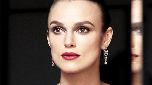 Видео с Кирой Найтли макияж в стиле 30х в сериале Chanel Beauty Talks | Allure