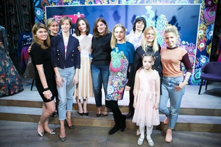 Наталья Водянова и команда фонда помощи детям laquoОбнаженные сердцаraquo