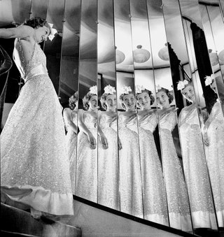 Модель на лестнице Дома Chanel 1937