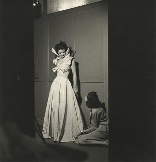 Габриэль Шанель с моделью в вечернем платье