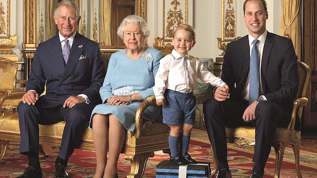 Новый семейный портрет королевы Елизаветы II и принцев Чарльза Уильяма и Джорджа