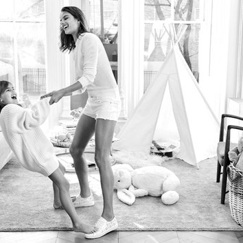 День матери: Алессандра Амбросио с дочерью в рекламной кампании Michael Kors