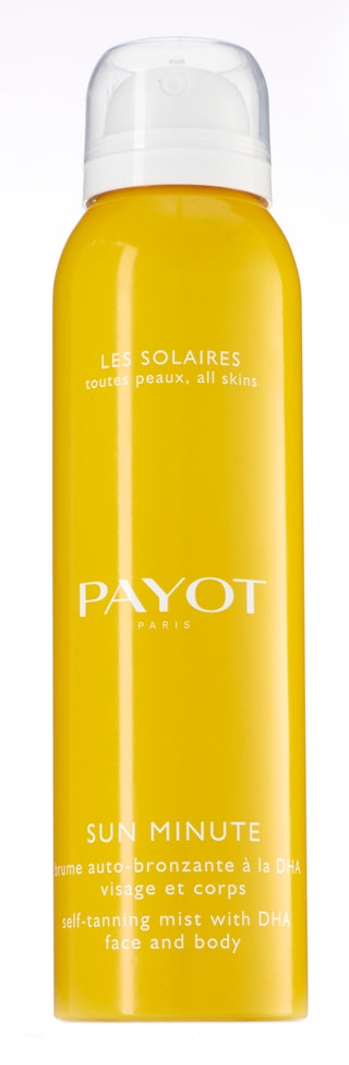 Payot Sun Minute 2194 руб. «Поможет быстро подготовиться к пляжу. Спрей с пудровым ароматом легко распылить на кожу...